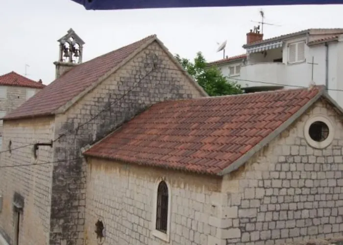 Πανσιόν Klaudija's Charming & 3*