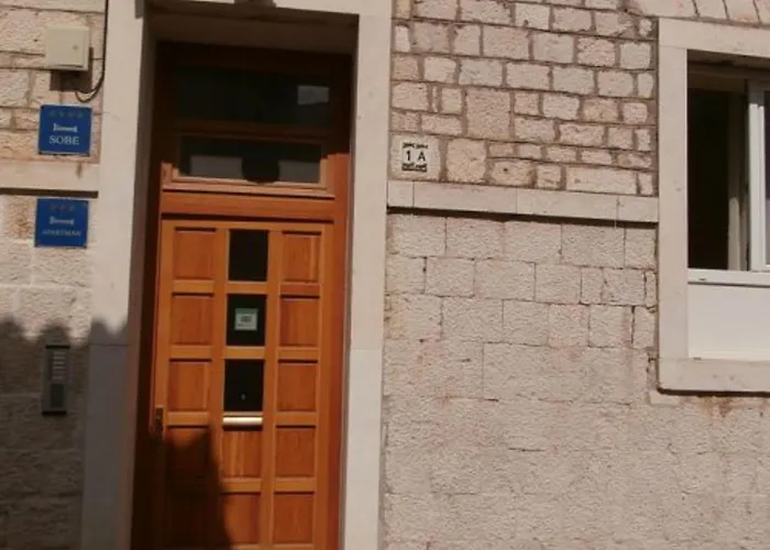 Πανσιόν Klaudija's Charming &