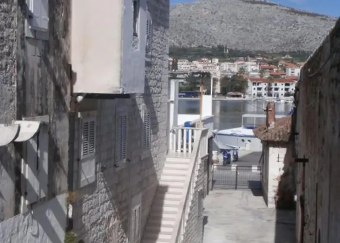 Πανσιόν Klaudija's Charming & 3*